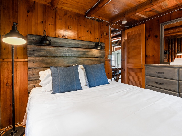 Bedroom 1 with queen sized bed