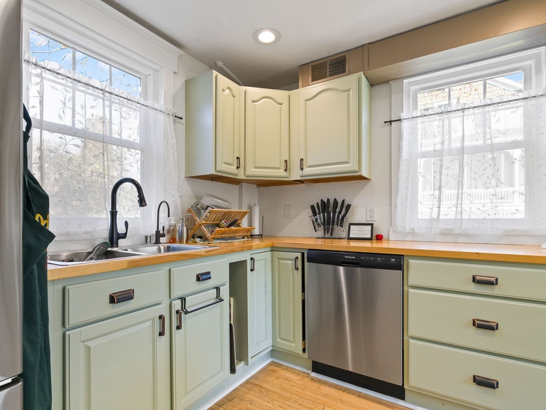 Fully updated kitchen with modern amenities