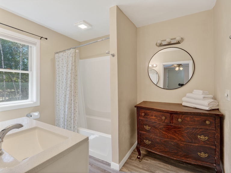 Ensuite bathroom to primary bedroom-Tub/shower combo
