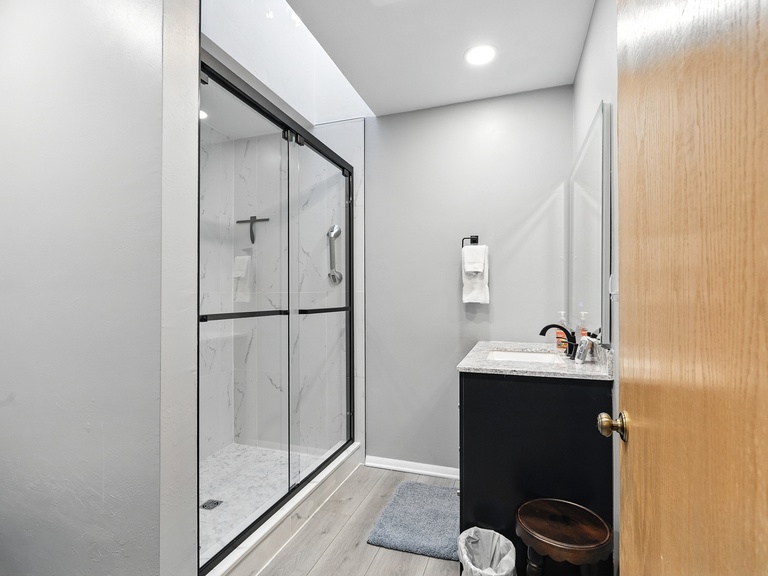 Newly updated full bathroom!