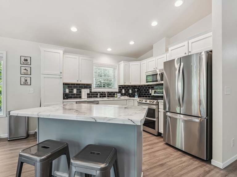 Modern spacious kitchen!