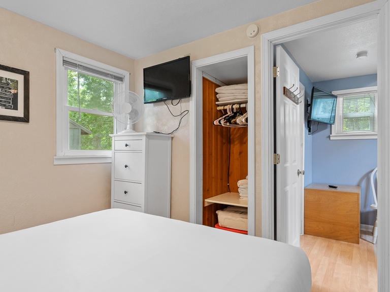 1 bedroom cabin has queen bed