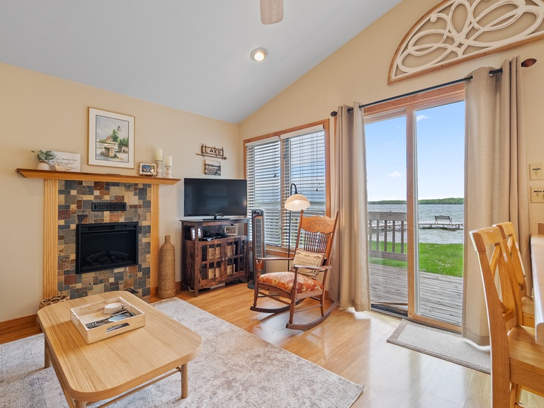 Kangaroo Lake is just steps away!