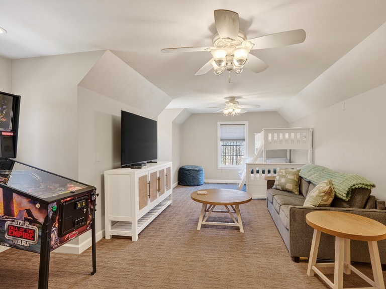Bunk room sleeps 4- bunk bed and pullout couch