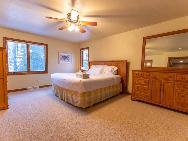 Bedroom 4 (upper level): King size bed, TV, ceiling fan, ensuite bathroom