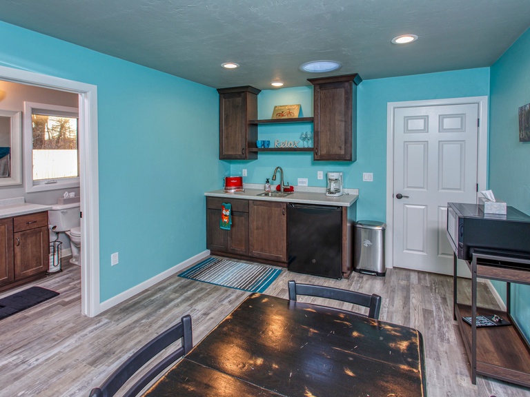 Kitchenette with dining table