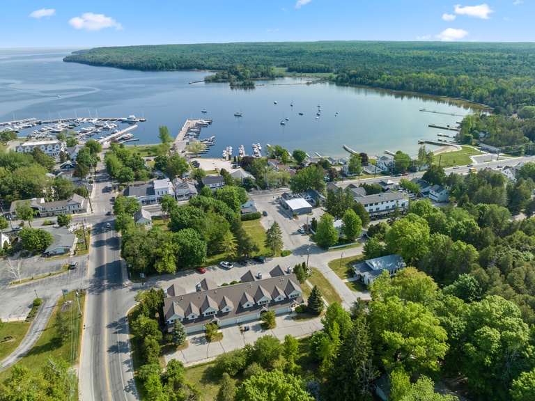 Right in the heart of Fish Creek, walk to downtown!