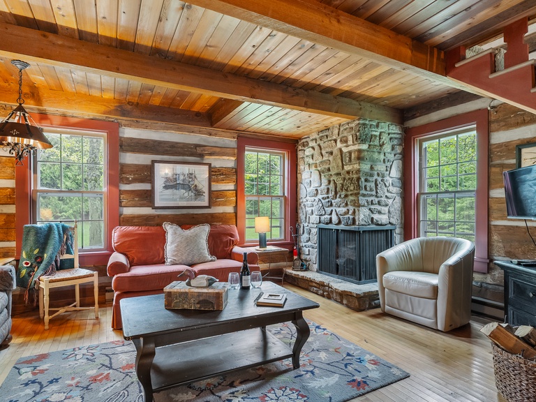 Log Cabin on Kangaroo Lake