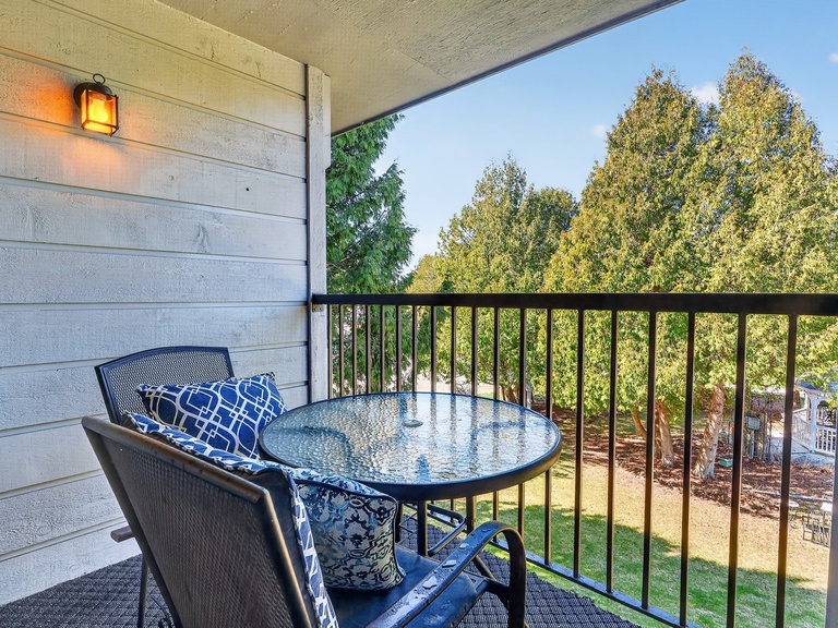 Condo sleeps 4 in Fish Creak- Second story deck has seating for two