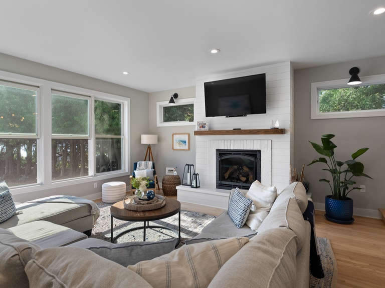 2nd Living room with gas fireplace and Smart TV