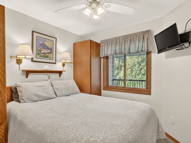 Queen bed on main level bedroom