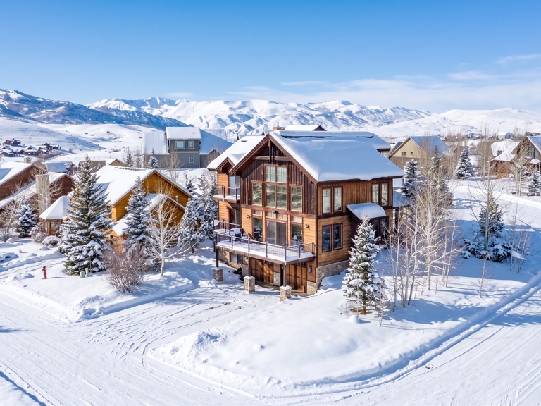 892 Saddle Ridge