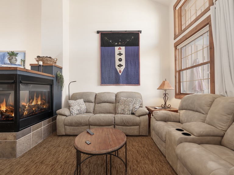 Kicking Horse Palomino 7-302