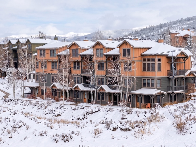 Kicking Horse Palomino 7-102 Photo