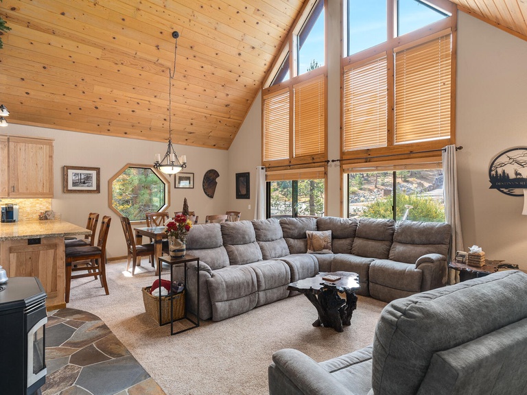Pinecone Lodge with Hot Tub