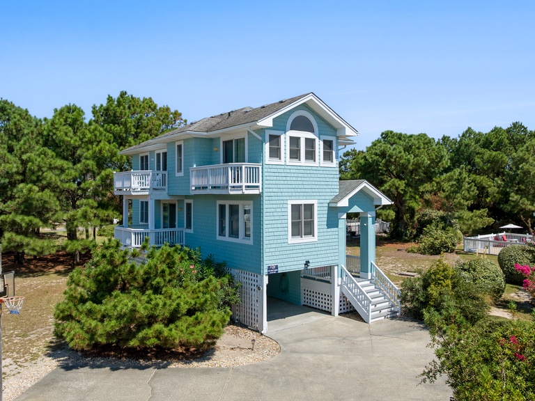 M863: Holiday House