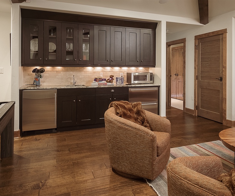 Entertainment Room, Main Level - Game area with wet bar