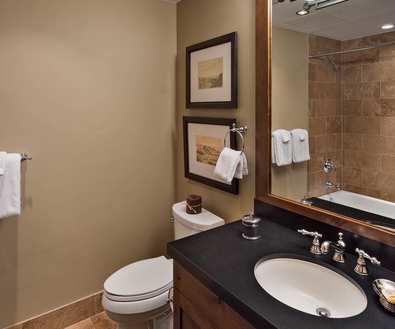 Shared Bathroom, Main Level - Hall bathroom adjacent to Bedroom 4