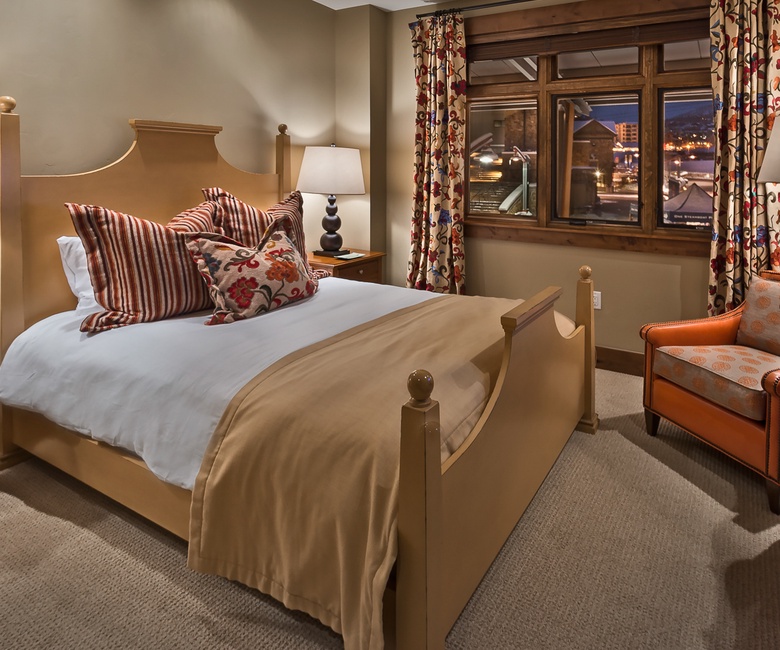 Bedroom 3, Main Level - Queen bedroom