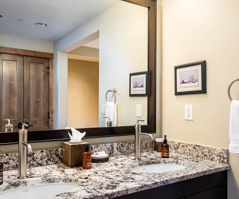 Bedroom 1, Main Level - Primary ensuite