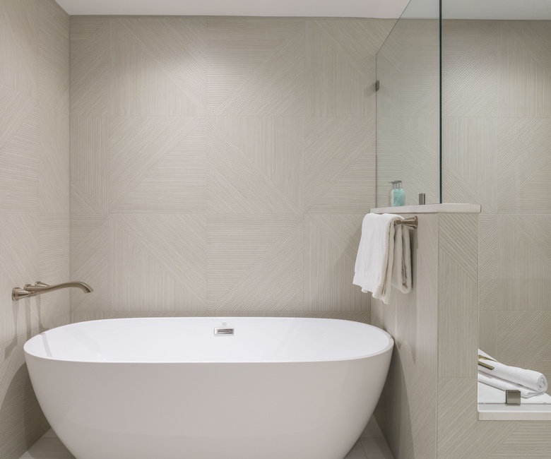 Bedroom 1, Main Level - Primary ensuite tub-shower