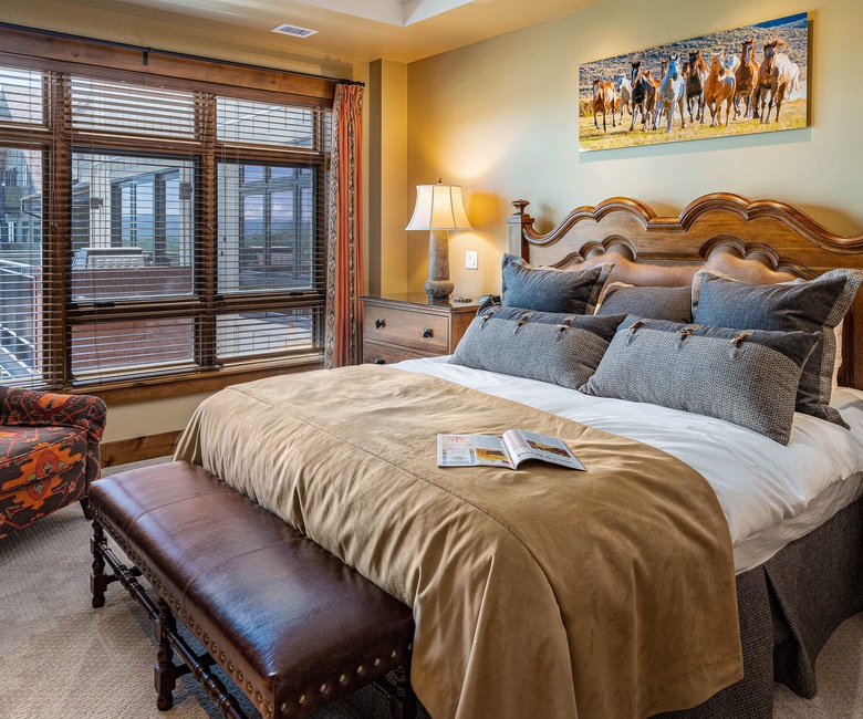 Bedroom 1, Main Level - Primary king suite