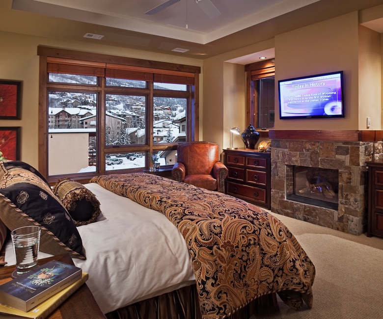 Bedroom 1, Main Level - Primary king suite with views