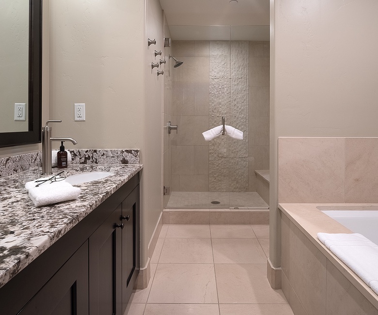 Bedroom 1, Main Level - Primary king ensuite