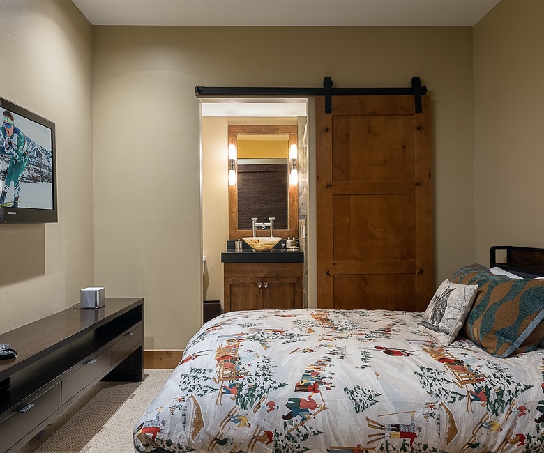 Bedroom 5, Main Level - Full bed