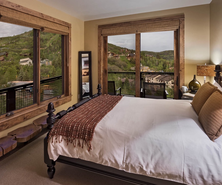 Bedroom 3, Main Level - Queen bed with mountain views