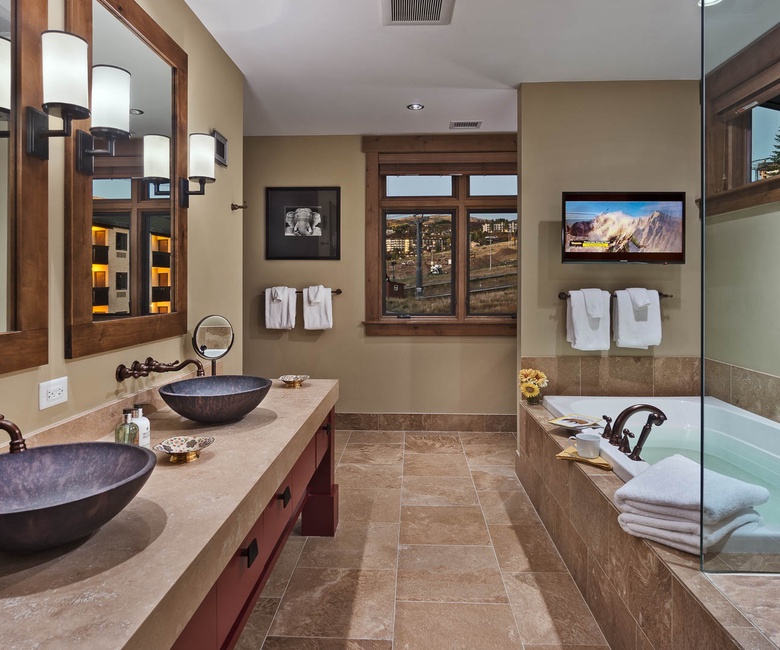 Bedroom 1, Main Level - Primary ensuite