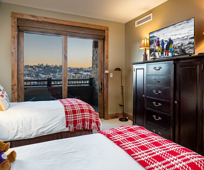 Bedroom 2, Main Level - Split king or two XL twin beds