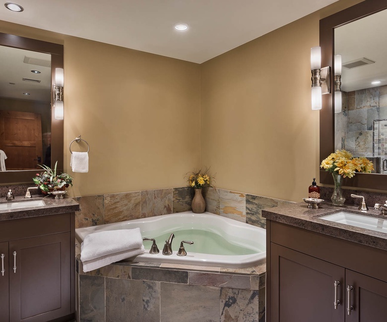 Bedroom 2, Main Level - Ensuite with soaking tub