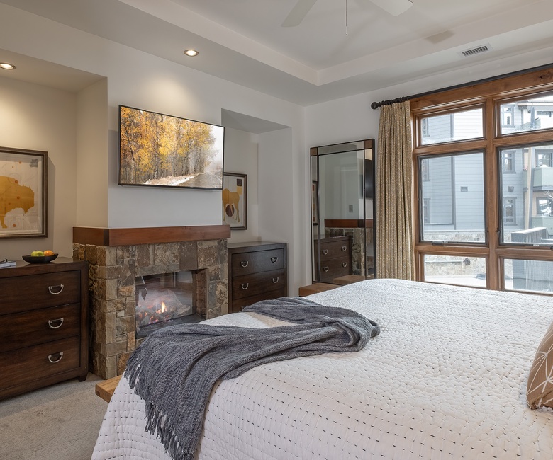 Bedroom 1, Main Level - Primary king suite