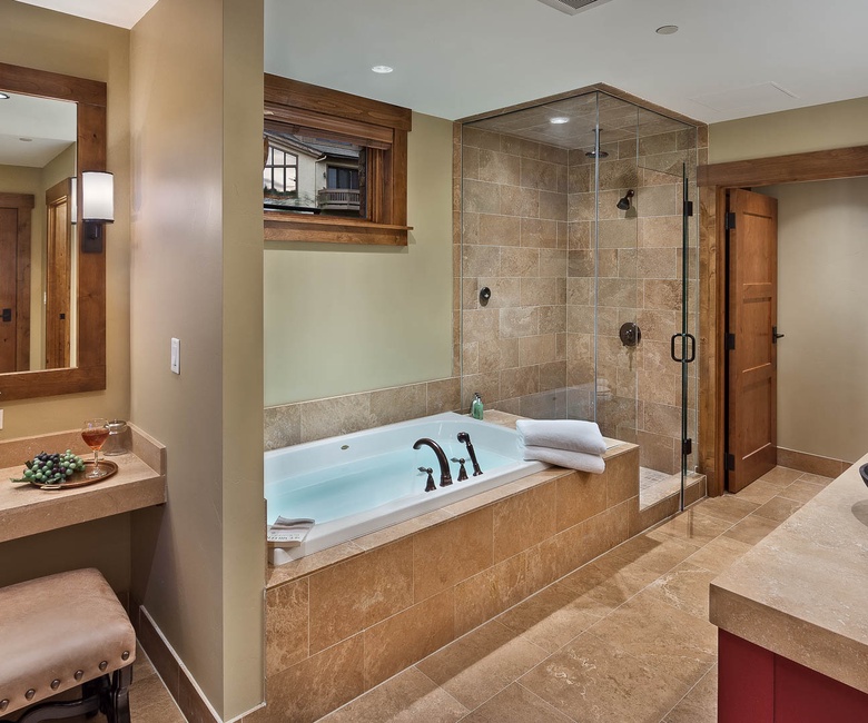 Bedroom 1, Main Level - Primary ensuite with Jacuzzi tub