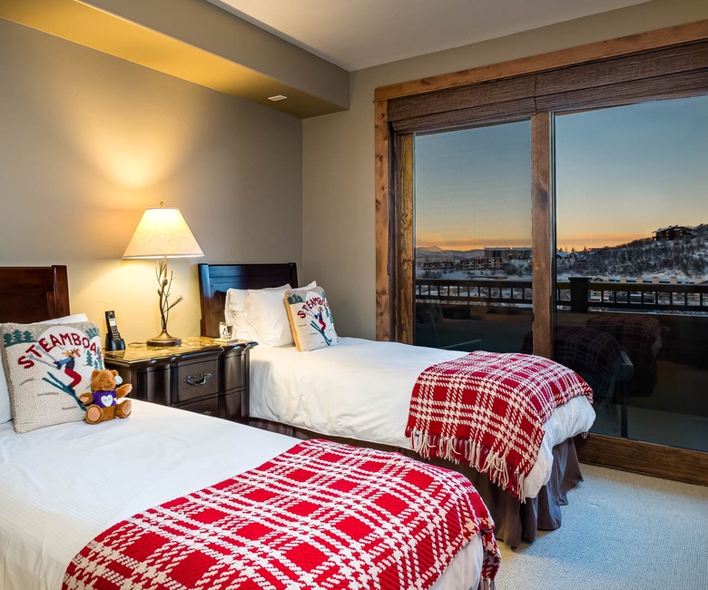 Bedroom 2, Main Level – Split king or two XL twin beds