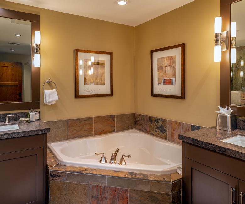 Bedroom 2, Main Level - Ensuite with soaking tub