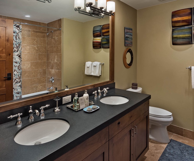 Shared bathroom, Main Level