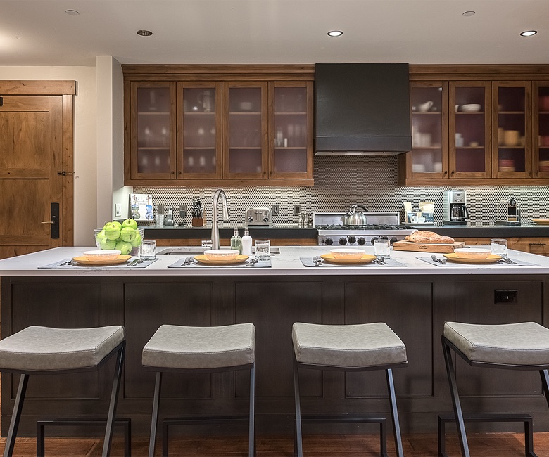 Kitchen, Main Level - With counter seating