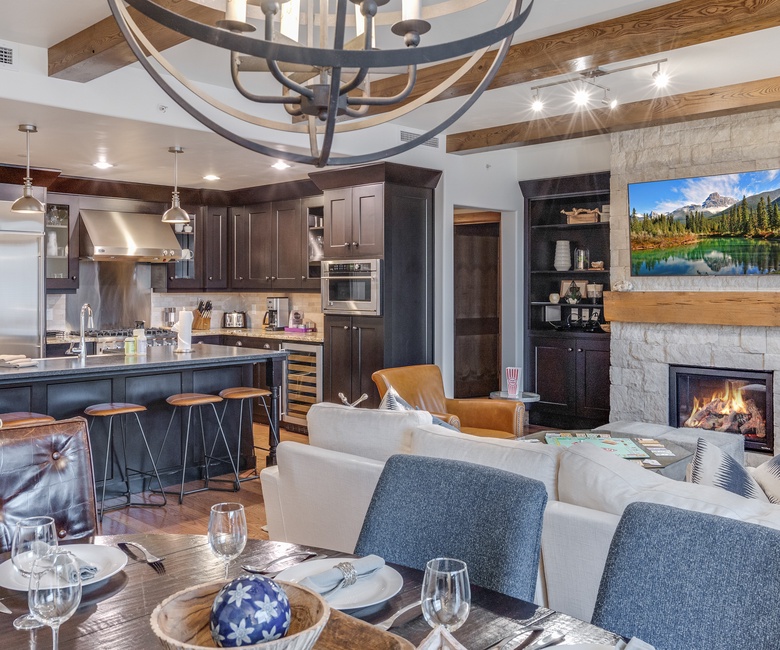 Great Room, Main Level - Great room into kitchen