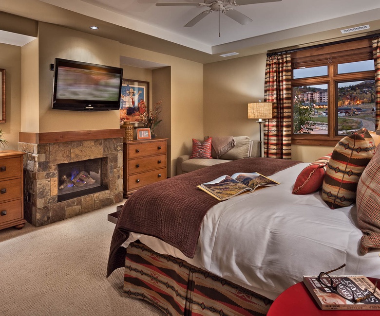 Bedroom 1, Main Level - Primary king suite