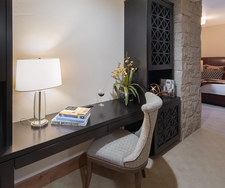 Bedroom 2, Main Level - Desk area in the entry of the second king bedroom