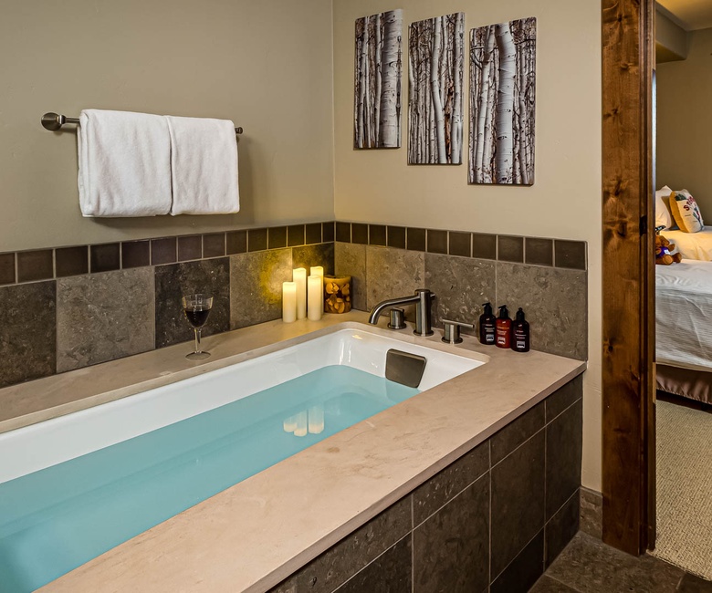 Bedroom 2, Main Level - Ensuite tub