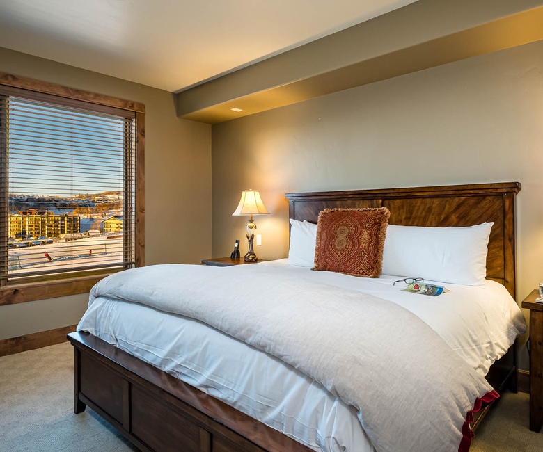 Bedroom 1, Main Level - Primary king bedroom