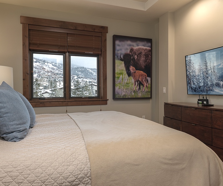 Bedroom 2, Main Level - Junior suite with king bed