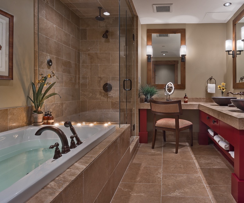 Bedroom 1, Main Level - Primary king ensuite