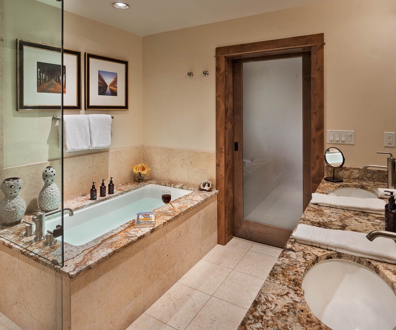 Bedroom 1, Main Level - Primary king ensuite