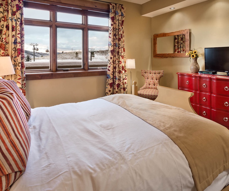 Bedroom 3, Main Level - Queen suite