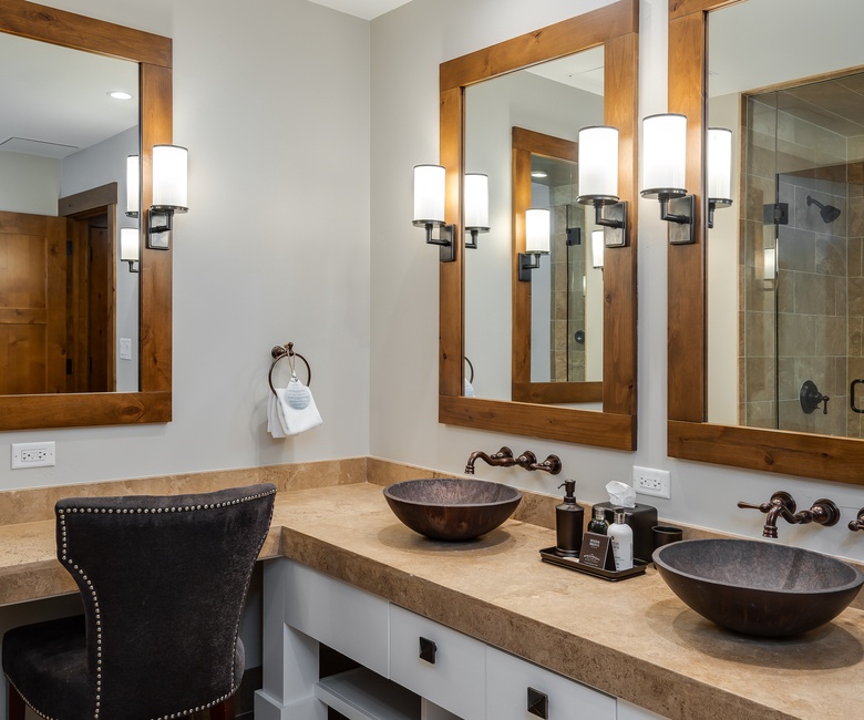 Bedroom 1, Main Level - Primary king ensuite