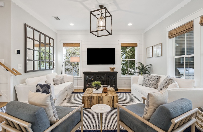 Cozy Living Area with Ample Seating